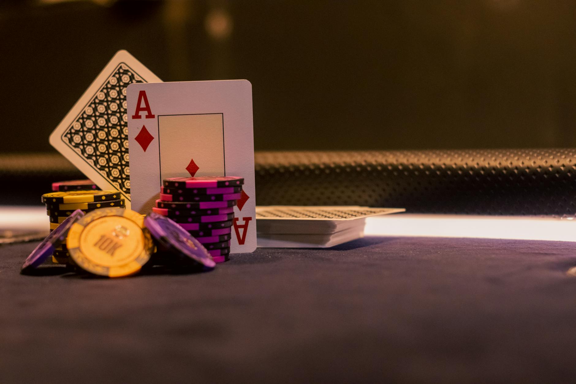 Bàn baccarat với quân bài và chip đặt cược cận cảnh
