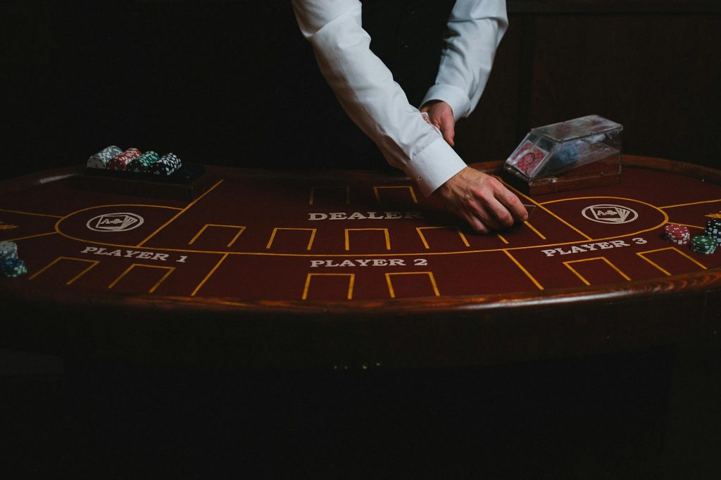 Bàn blackjack với bài và chip đặt cược ở góc nhìn cận cảnh