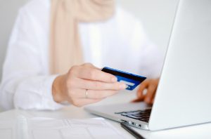 Người dùng kiểm tra giấy phép và điều khoản của casino online trên laptop