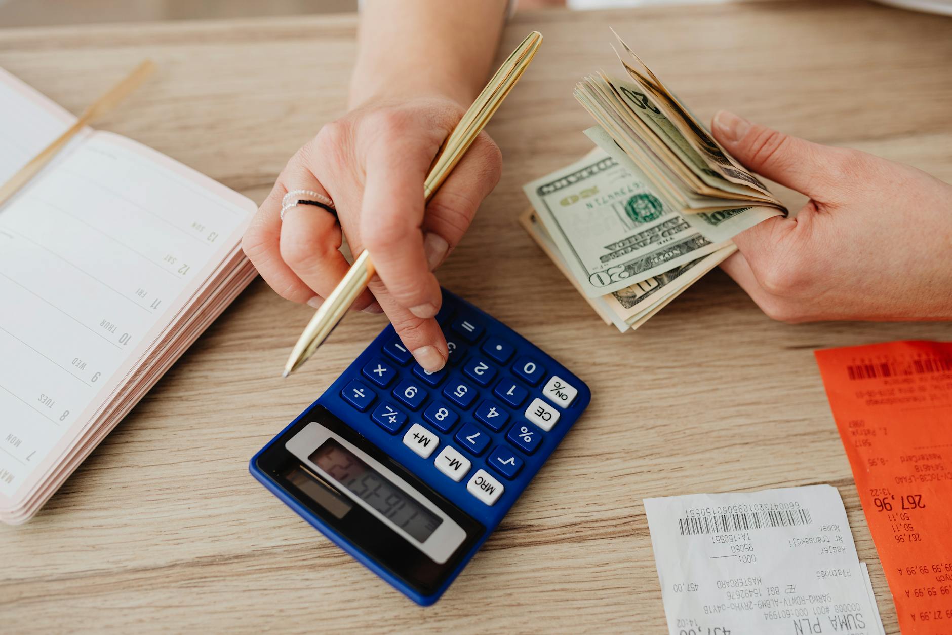Người chơi ghi chép ngân sách và mức cược khi chơi baccarat