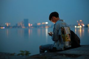 Người dùng thao tác đổi mật khẩu tài khoản trên điện thoại