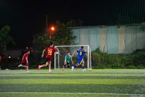 Cầu thủ tranh chấp quyết liệt ở giữa hiệp hai, giai đoạn phù hợp để quan sát cược live phút 60