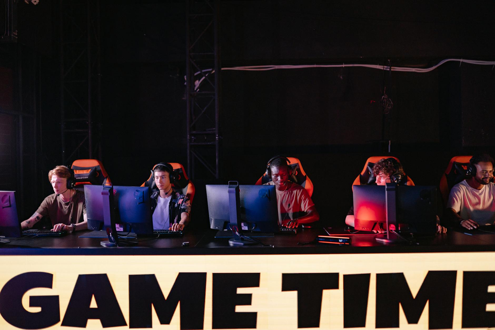 Một trận Valorant trong giải đấu e-sport với góc nhìn thi đấu chuyên nghiệp