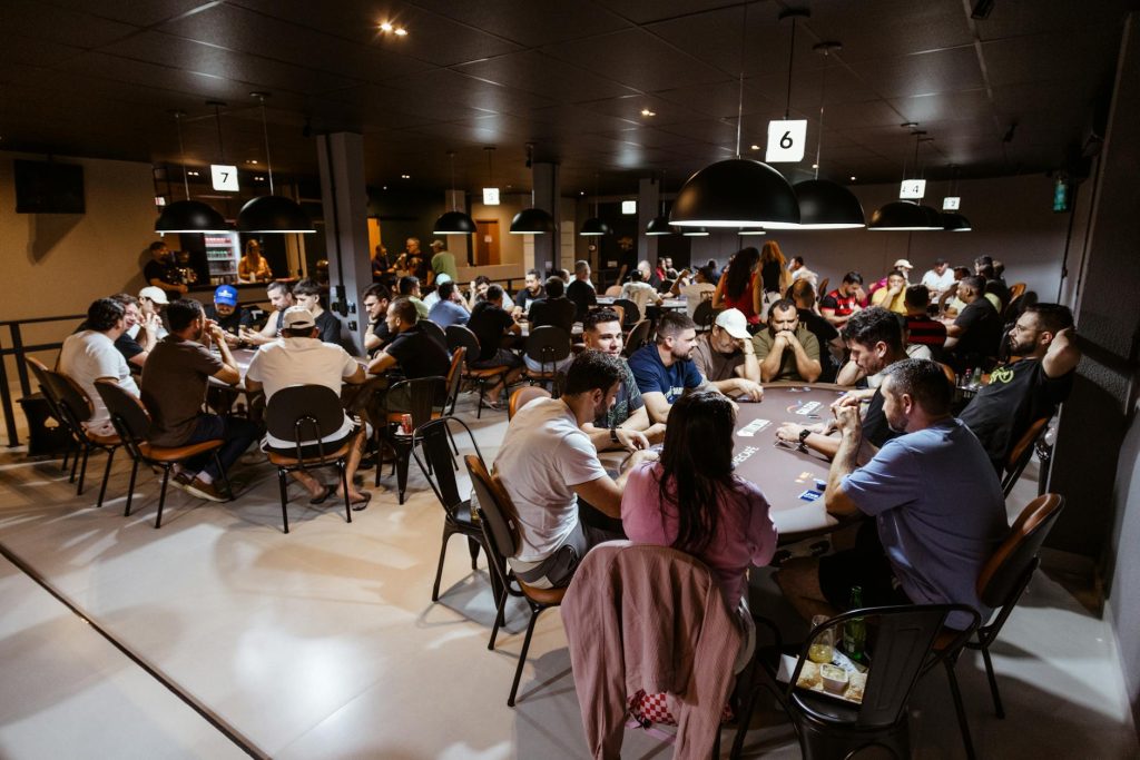 Người chơi trải nghiệm bàn poker trực tuyến trên điện thoại với giao diện rõ ràng