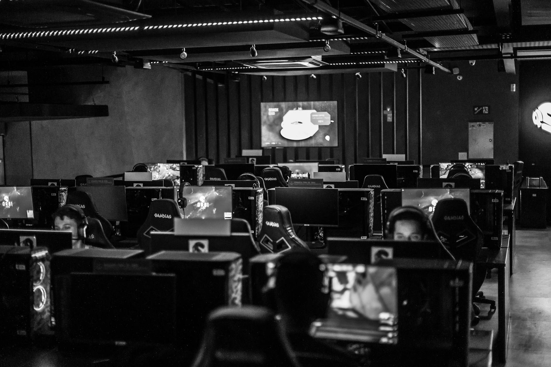 Trận đấu e-sport BO3 với hai đội thi đấu trên sân khấu chuyên nghiệp