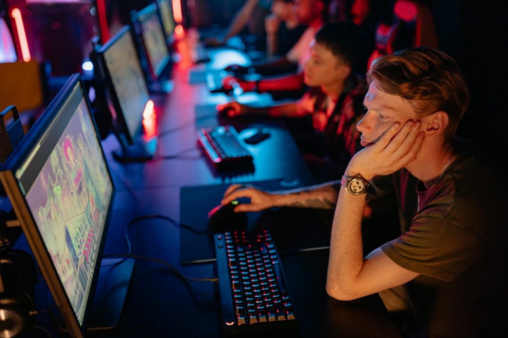 Người phân tích trận e-sport với số liệu, lịch thi đấu và thống kê trên màn hình