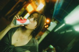Ba viên xúc xắc trên bàn tài xỉu chụp cận cảnh