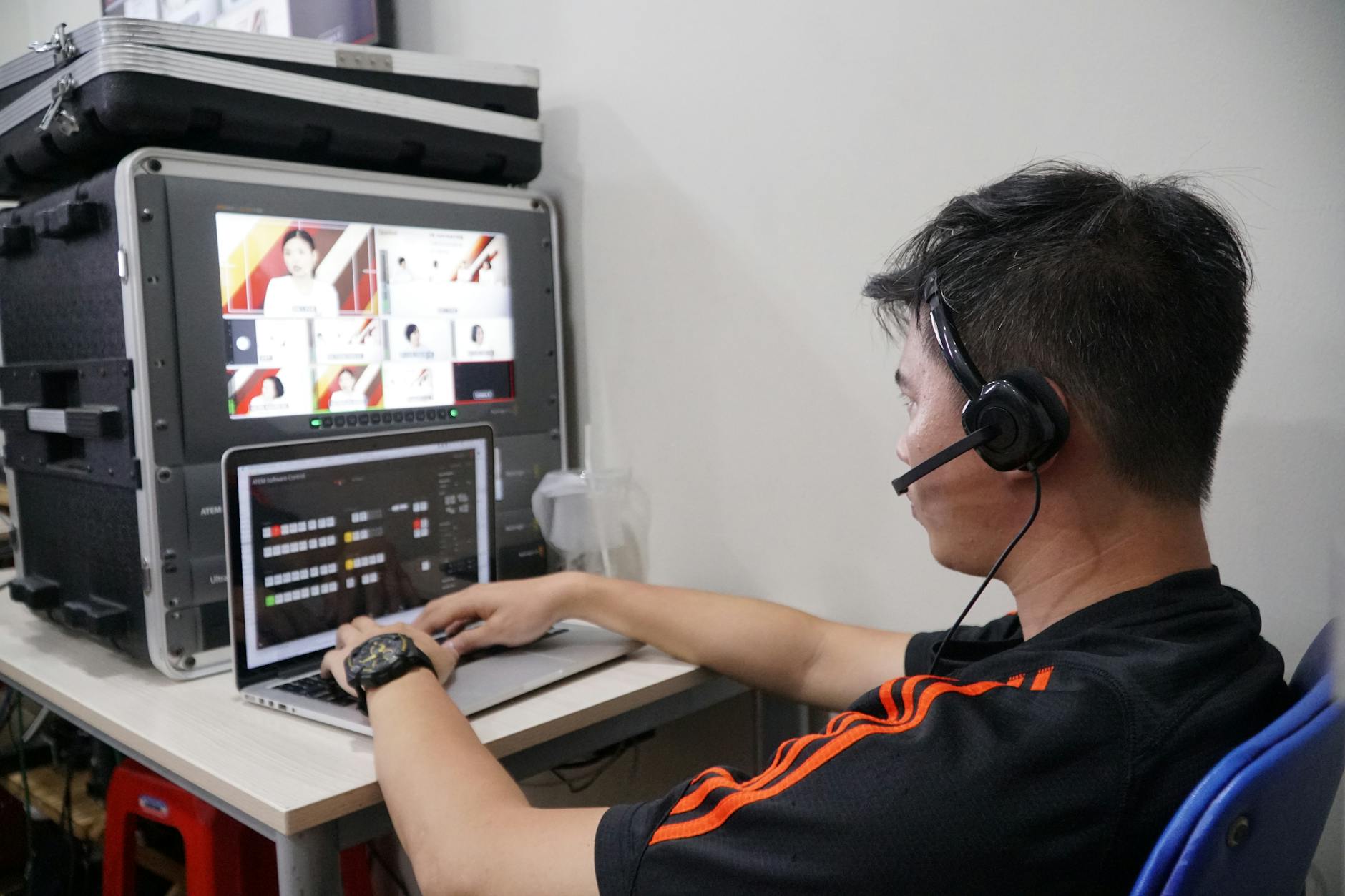 Laptop xem video trực tiếp đặt gần router Wi-Fi