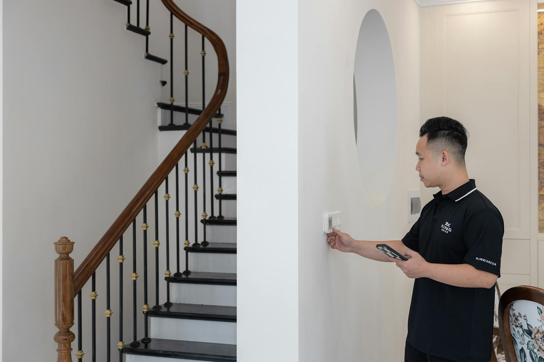 Người dùng thao tác trên điện thoại với giao diện rõ ràng và gọn gàng